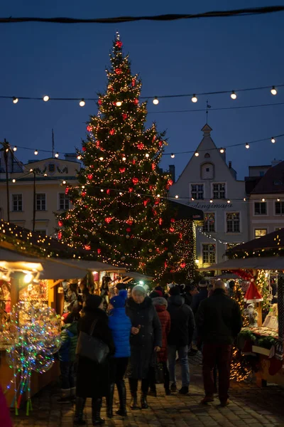 Paseando Por Mercado Navidad Tallin —  Fotos de Stock
