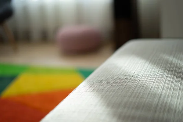 Kanepe doku ile cororful halı apartman konaklama