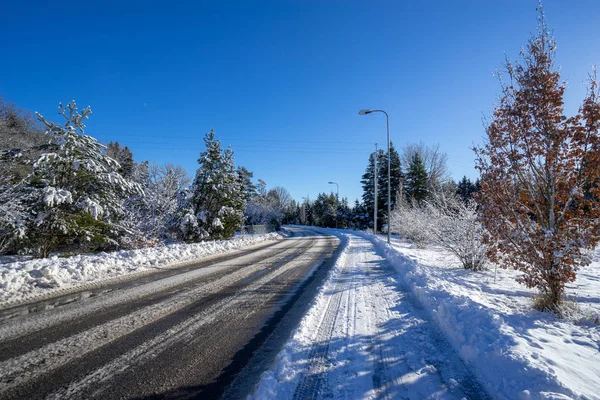 Красивая Снежная Дорога Зимой Голубым Небом — стоковое фото