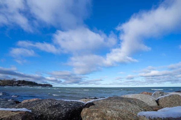 Deniz ve mavi gökyüzü güzel soğuk kış saati sırasında