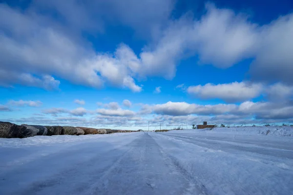 Красивая Снежная Дорога Зимой Голубым Небом — стоковое фото
