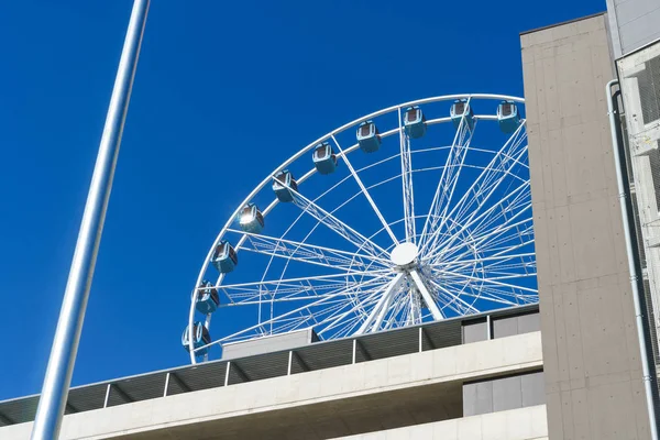 Tallinn, Estonya - 22 Mart 2019: T1 Mall Tallinn bir çatı yüklü yeni gözlem tekerleği 