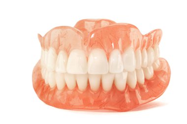 Yakın çekim plastik takma diş diş izole düşkün arka plan. Modern diş hekimleri yeni teknolojileri.