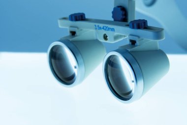 binoküler büyüteçler diş hekimliği. Optik diş hastalıkları tedavisinde uygulanması. Tıpta yeni teknolojileri kavramı