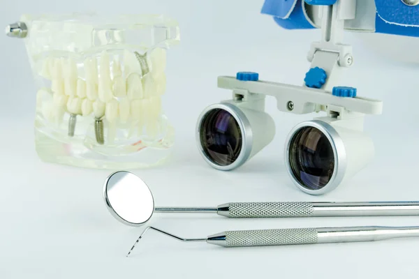 Occhiali Binoculari Ingrandenti Primo Piano Strumenti Dentali Nella Clinica Concetto — Foto Stock