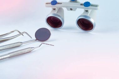 binoküler büyüteçler diş hekimliği. Optik diş hastalıkları tedavisinde uygulanması. Tıpta yeni teknolojileri kavramı