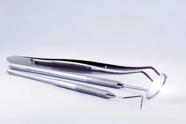 Detail Zubní Nástroje Bílém Pozadí Koncepce Poskytování Zubní Péče Kopie — Stock fotografie