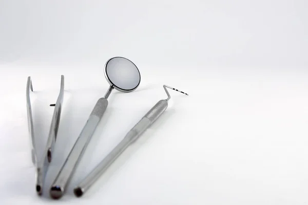 Detail Zubní Nástroje Bílém Pozadí Koncepce Poskytování Zubní Péče Kopie — Stock fotografie