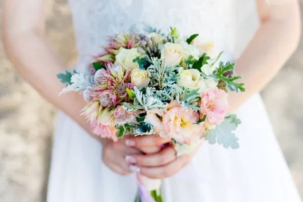 손에서 결혼식 꽃다발입니다 사랑의 상징으로 결혼식 사랑에 됩니다 가벼운 부드러운 — 스톡 사진