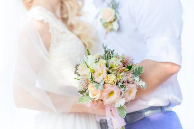 Düğün buketi elinde. Bir buket çiçek aşk bir sembolü olarak birkaç içinde sevgi ile düğün sırasında tutulur. Hafif hafif stil