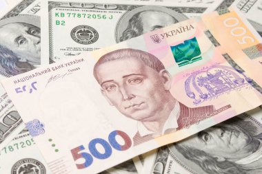 banknot hryvnia, dolar, euro yakın çekim masanın üstüne yalan. Arka plan doku