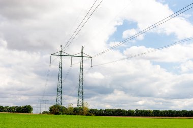 elektrik yüksek gerilim hattı ağ para yakın çekim bir arka plan üzerinde. Kavram ve fiyatlar ve tarifeler elektrik için yetiştirme sembolü
