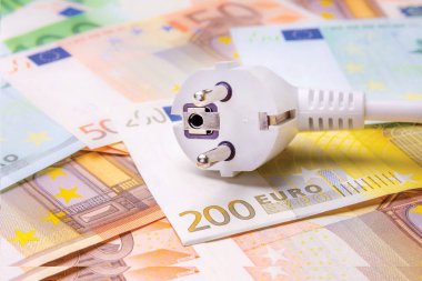 banka notları yakın çekim üzerinde tel yalanlarla takın. Elektrik tasarrufu sembolü