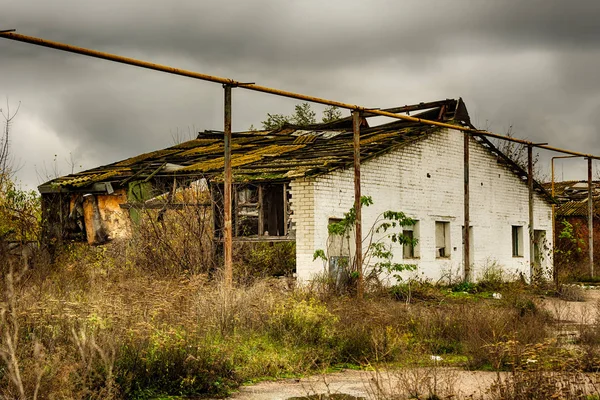 Les Entrepôts Abandonnés Les Bâtiments Industriels Sont Couverts Ordures Recouverts — Photo