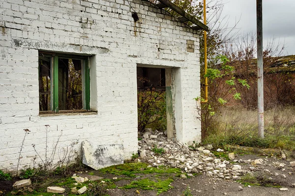 Övergiven Lagerlokal Och Industriella Byggnader Och Byggnader Täckt Med Skräp — Stockfoto