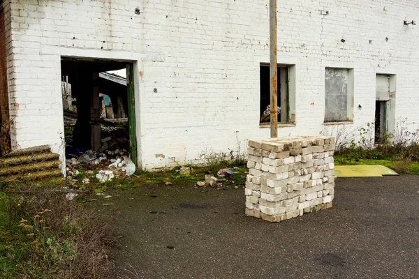 Les Entrepôts Abandonnés Les Bâtiments Industriels Sont Couverts Ordures Recouverts — Photo