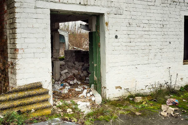 Les Entrepôts Abandonnés Les Bâtiments Industriels Sont Couverts Ordures Recouverts — Photo