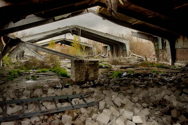 Les Entrepôts Abandonnés Les Bâtiments Industriels Sont Couverts Ordures Recouverts — Photo