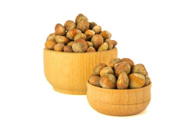 Ceviz fındık beyaz bir arka plan üzerinde izole et. Türk ahşap kase fındık hazel. Sağlıklı bir diyet diyet vitamin vejetaryenlik veganism ile Paketli kavramı