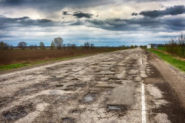 Eski yol çukurların ve delik dışında şehir bulutlu sonbahar hava Hdr