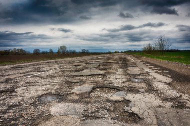 Eski yol çukurların ve delik dışında şehir bulutlu sonbahar hava Hdr