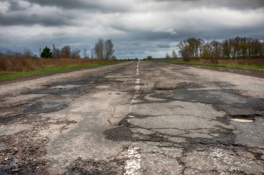 Eski yol çukurların ve delik dışında şehir bulutlu sonbahar hava Hdr