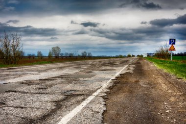 Eski yol çukurların ve delik dışında şehir bulutlu sonbahar hava Hdr