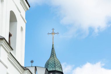 Ortodoks çapraz mavi gökyüzü ve bulutlar arka planda orta Kilisesi'nin kulesine kapatın. Hıristiyanlık, Tanrı Ortodoks inancı sembolü kavramı