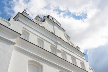 Ortodoks çapraz mavi gökyüzü ve bulutlar arka planda orta Kilisesi'nin kulesine kapatın. Hıristiyanlık, Tanrı Ortodoks inancı sembolü kavramı