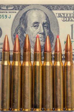 Mermiler yakın çekim yalan üzerine 100 dolar faturaları. Kopyalama alanı para birimi ve Ulusal Savunma kavramı