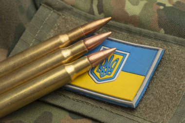 mermi Ukrayna bayrağı arka üzerinde mücadele. Ukrayna ordusu kamuflaj sembolü