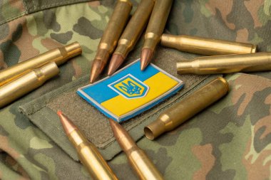 mermi Ukrayna bayrağı arka üzerinde mücadele. Ukrayna ordusu kamuflaj sembolü