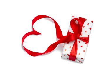 Hediyelik Sevgililer günü için kırmızı bir kutu bir resim, bir kalp ile sarılı. Gölge beyaz zemin üzerine izole