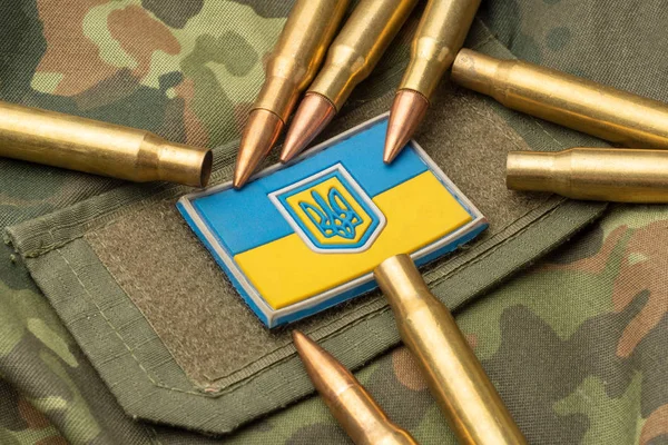Bendera Ukraina Latar Belakang Jaket Militer Kamuflase Dan Peluru Tempur — Stok Foto