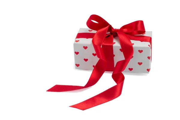 Dárek Zabalený Červený Krabici Obrázkem Srdce Valentýna Izolovat Bílém Pozadí — Stock fotografie