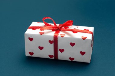 sarılı bir resim, bir kalp ile kırmızı bir kutu Sevgililer günü için hediye