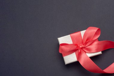 Hediyelik Sevgililer günü için kırmızı bir kutu bir resim, bir kalp ile sarılı. Gölge beyaz zemin üzerine izole