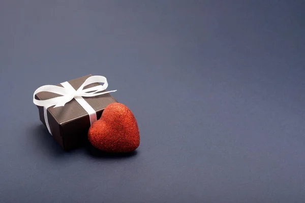 Regalo Envuelto Una Caja Roja Con Una Imagen Corazón Para — Foto de Stock