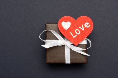 sarılı bir resim, bir kalp ile kırmızı bir kutu Sevgililer günü için hediye