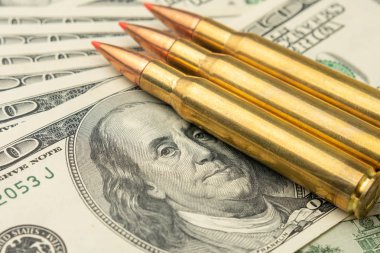 dolar Lirası üstünde kurşunlar yakın çekim mücadele ediyoruz. Savaş ve para kavramı