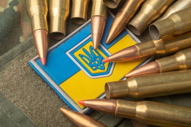 mermi Ukrayna bayrağı arka üzerinde mücadele. Ukrayna ordusu kamuflaj sembolü