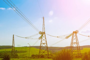 mavi gökyüzü arka planda tonlama kullanarak güç hattı yakın çekim. Energ