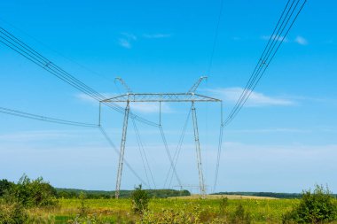 gökyüzüne karşı güç hattının metal direkleri. ti ile peyzaj