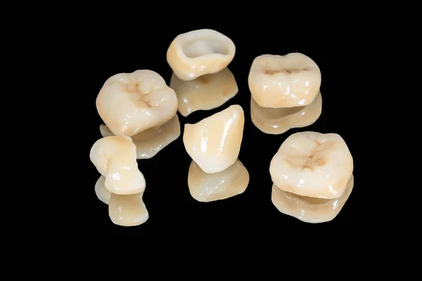 Zirconium tooth crown macro. Изолировать на черном фоне. Эст — стоковое фото