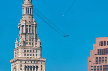 Airshow jetleri çapraz yolları iki şehir arasında Cleveland'ın en yüksek binalar