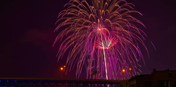 Feux Artifice Scintillants Dessus Pont Routier Cleveland Ohio — Photo