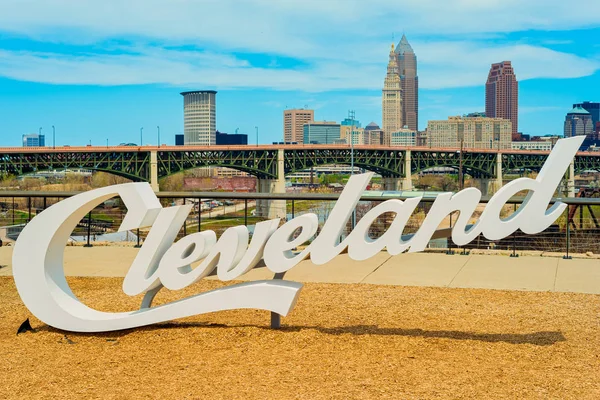 Skyline Downtown Cleveland Ohio Stiger Bakom Ett Cleveland Tecken Skriptet — Stockfoto