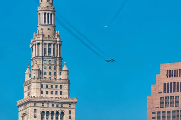 Airshow Fúvókák Határokon Utak Két Downtown Cleveland Legmagasabb Épületei Stock Kép
