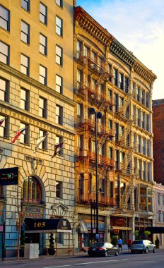 Cincinnati, Oh - 12 Nisan 2018: Eski moda yangın merdivenleri açık dördüncü Batı şehir merkezindeki büyük bu bölümdeki Vintage mimarisiyle.