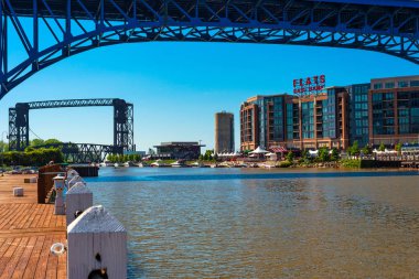 Cleveland, Oh - 25 Mayıs 2018: Son zamanlarda geliştirilen daire Doğu banka eğlence karmaşık yükselir Cuyahoga ana cadde Otoban ile Batı Şeria dan görüldüğü gibi Nehri üzerinde ek yük köprü.